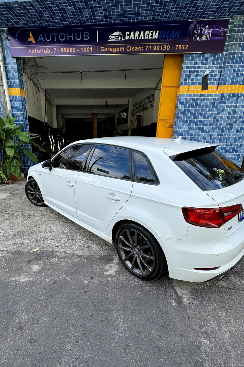 Audi A3 branco com rodas aro 20 em frente à loja AutoHub